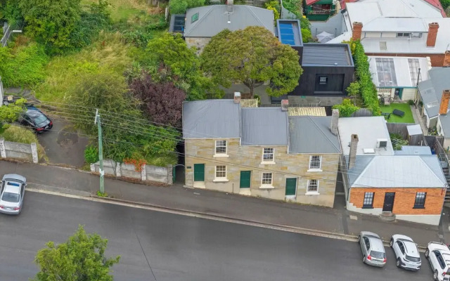 Stylish 3 Bedroom Townhouse - Hobart CBD