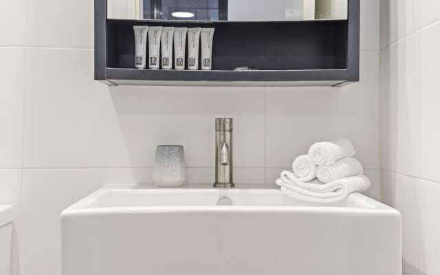 HomeHotel-Stylish Apt next to Train & Westfield