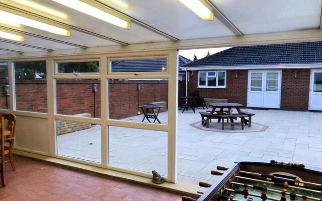 3-bed Semi-detached House, Wifi, Parking, Outdoor Space
