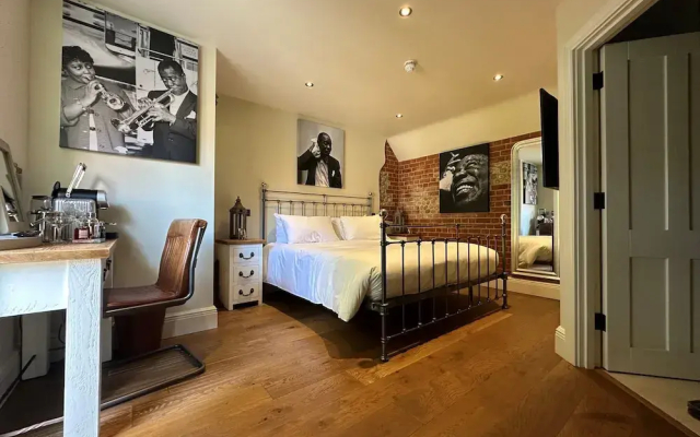 NoTwenty9 Bar and Restaurant