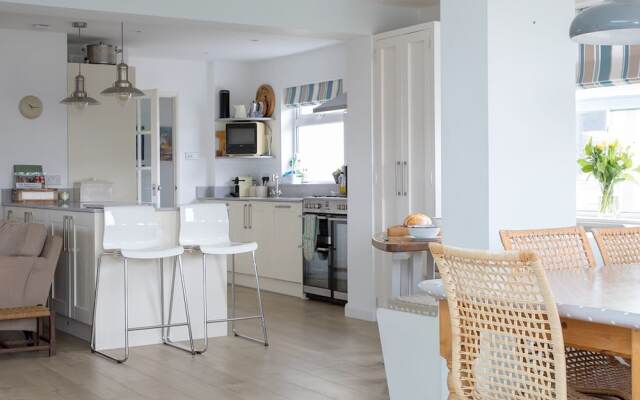 Tranquil Family Retreat 5 min to Beach Garden