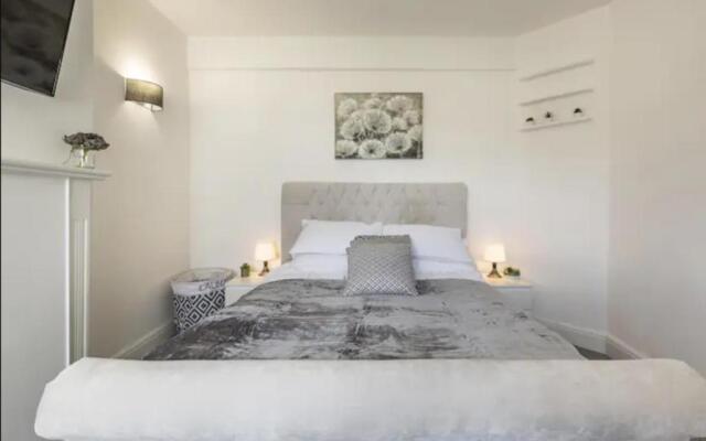 Luxury 3-Bed Apartment Near To London With Parking