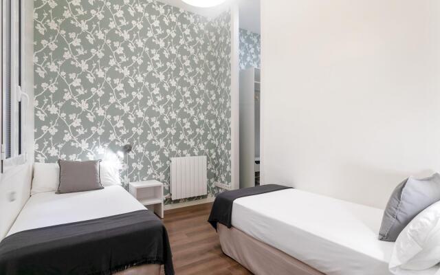 Condal in Barcelona with 3 bedrooms and 2 bathrooms
