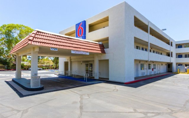 Motel 6 Tempe, AZ – Phoenix Airport – Priest Dr