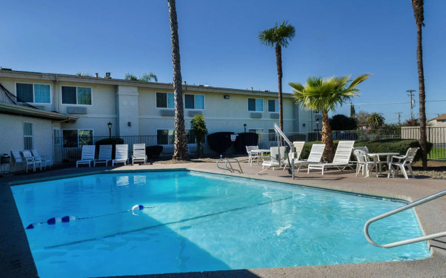 Super 8 Motel - Merced