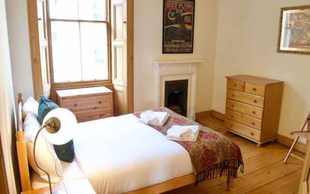 2 Bedroom Flat Near The Kings Theatre
