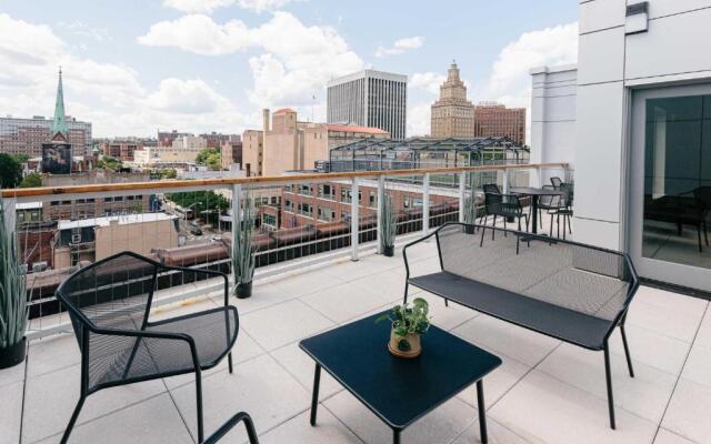 Kislak 601 1BR Penthouse with Stunning Rooftop Terrace