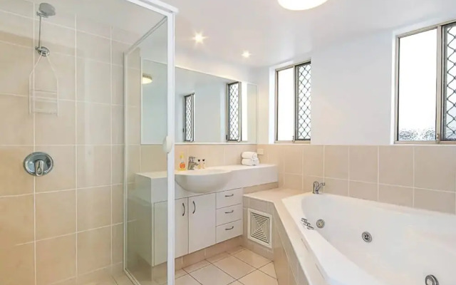 Classy 3 Bedroom Apartment by the Beach