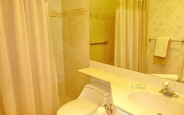 Cozy Beachfront Condo With Pool and Ocean Views