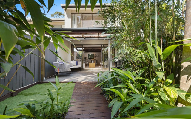 Stylish Townhouse, private courtyard walk to beach