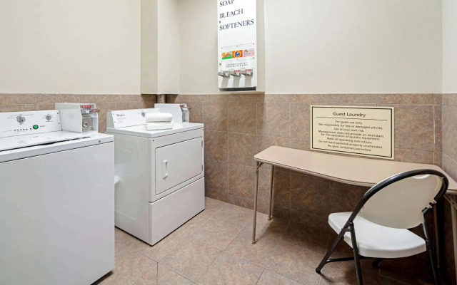 La Quinta Inn & Suites by Wyndham Mercedes Outlet Mall