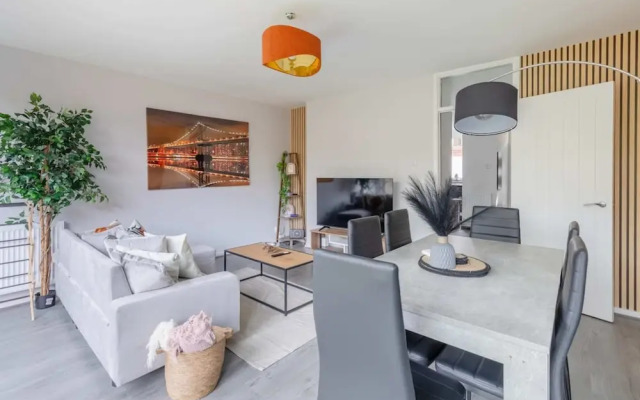 Newly Renovated 3BD Home, Islington!