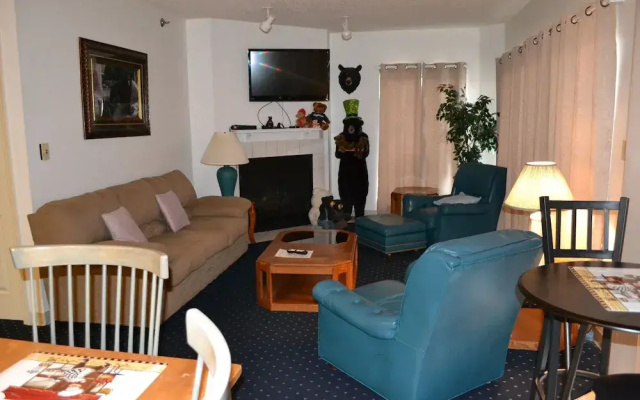 City View 410 3BD Condo with Private Balcony by RedAwning