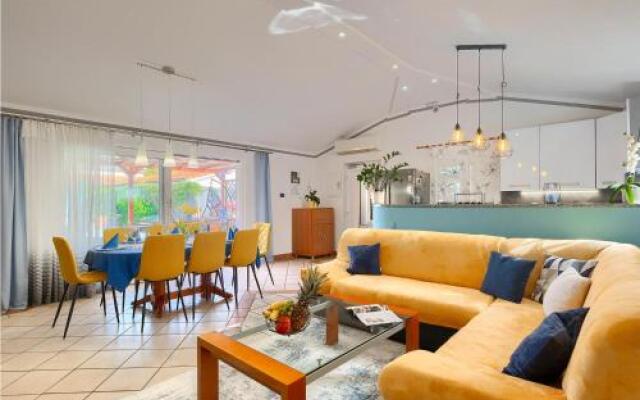 Four bedroom Holiday Home In Loborika