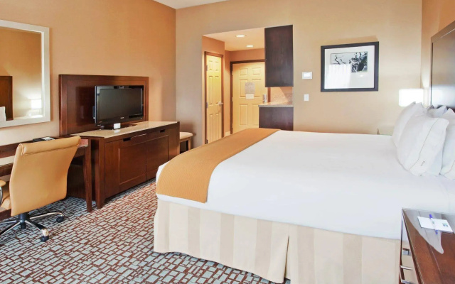 Holiday Inn Express & Suites Salinas by IHG