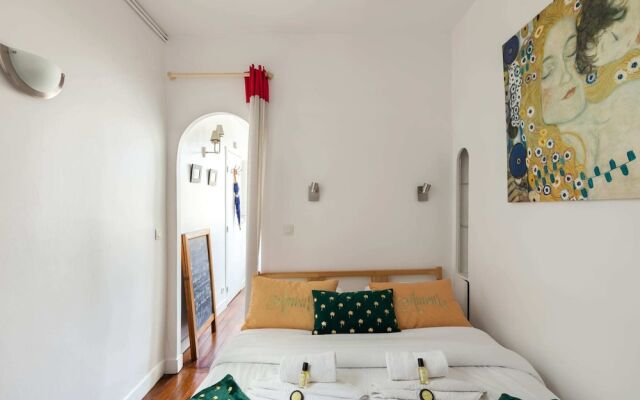 Quaint Apartment With Rooftop Views of Montmarte