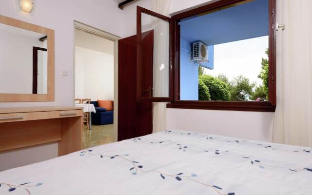 Tidy Apartment With Wifi, 4 km From City of Trogir