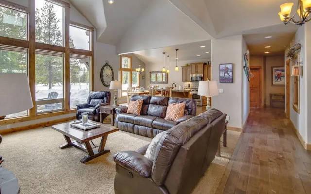 56540 Sunstone Loop
