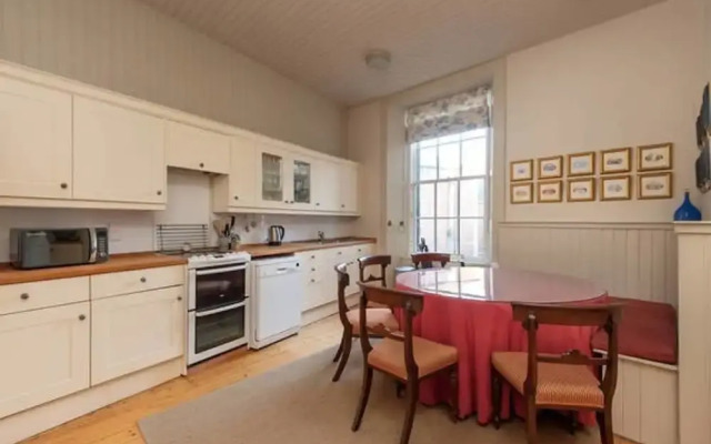 Castle View Spacious 3-bedroom Apartment