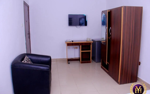 Yais Hotel and Suites