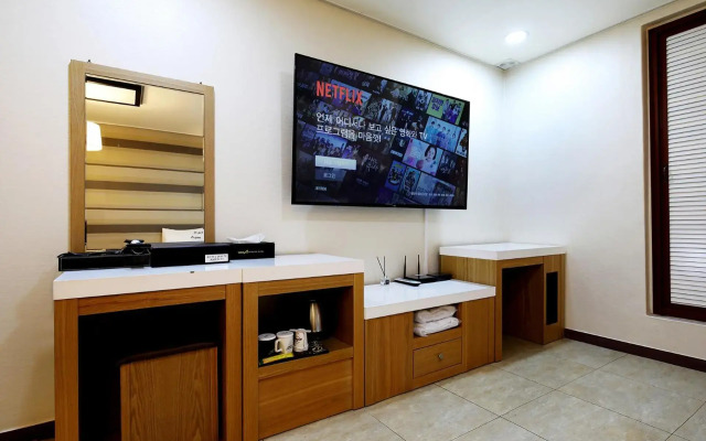 White Tourist Hotel