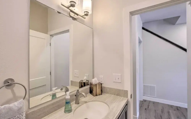 Riverfront Sheboygan Townhome w/ Grill!