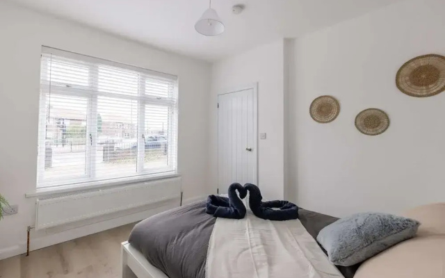 Free Parking - 4 Bedroom House