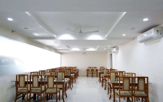 OYO 381 Hotel Sybaritic Suites Gachibowli