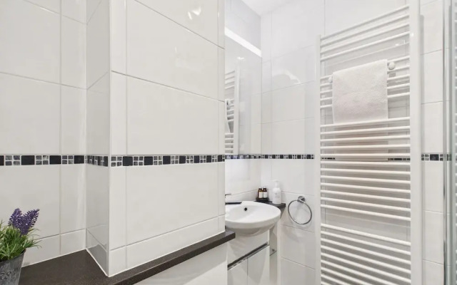 2-bed Central Apartment- Free Private Parking