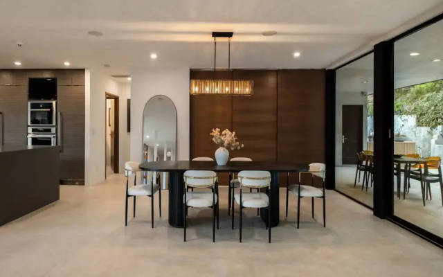 Valea Estate - Secluded Beverly Hills Retreat 1-acre Oasis