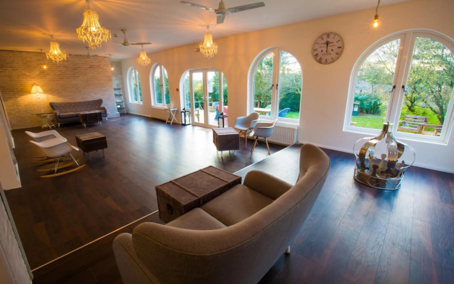 Gray Manor Hotel