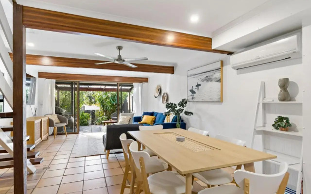 Stylish Townhouse, private courtyard walk to beach
