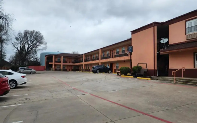 Benbrook Inn & Suites by OYO Fort Worth I-20