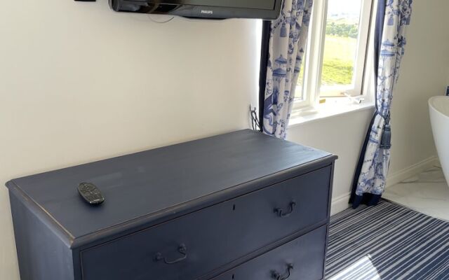 Cosy Lodge With Private Hot Tub in Tottergill Farm