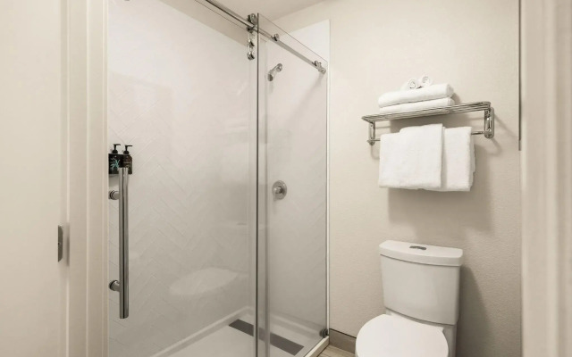 Oxford Suites Redding