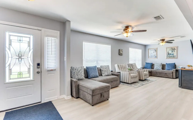 Charming Pensacola Home w/ Screened Lanai & Grill!