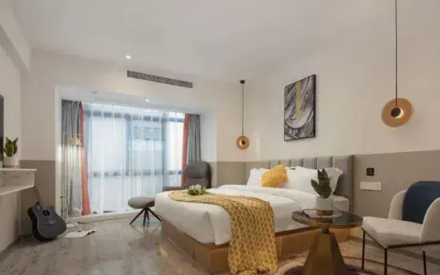 Lanxi Light Luxury Cinema Hotel (Zunyi Ningbo Road Branch)