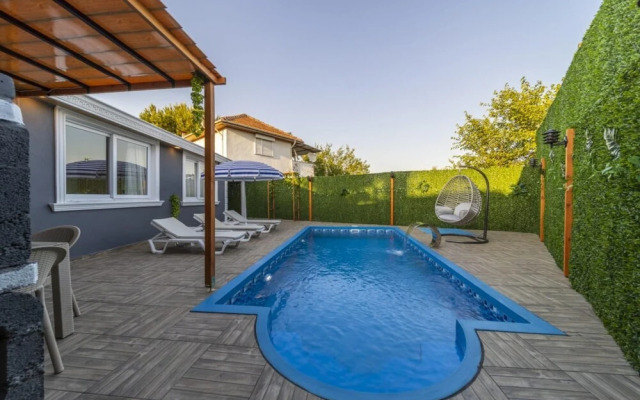 Villa With Private Pool Near Airport in Muratpasa