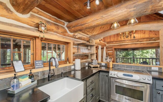 Guten Cabin 3 Bedroom Home by NW Comfy Cabins by RedAwning