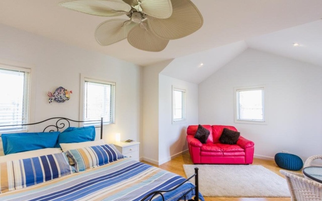 Seaside Spa Retreat – Guest Rooms – Melbourne