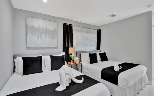 Renovated 5½ Bedroom Home/Heated Pool