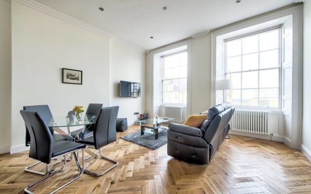 Modern Home 5 Minutes Walk From Princes Street