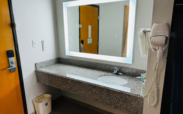 Quality Inn near SeaWorld - Lackland