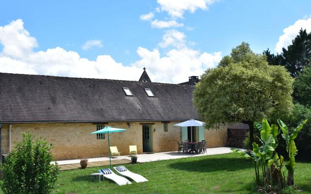 Modern Holiday Home in Aquitaine with Swimming Pool