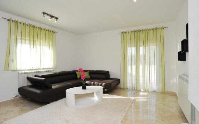 Awesome Home in Pakostane With Wifi and 5 Bedrooms