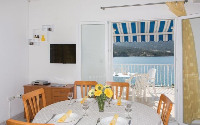 Beautiful Home in Vinisce With Wifi and 2 Bedrooms