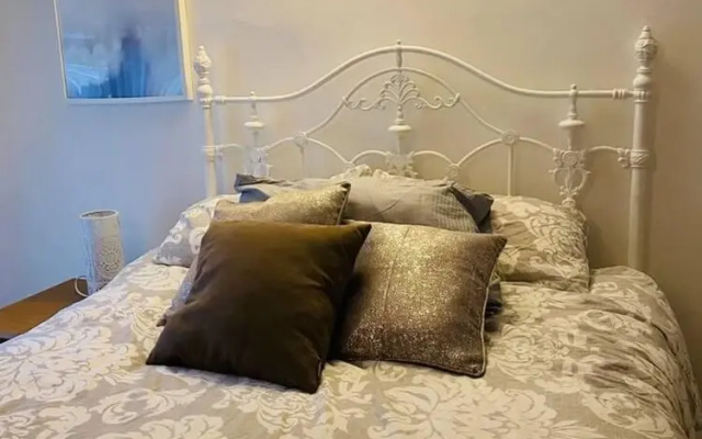 Modern, Quiet Garden Flat in Heart of Wimbledon