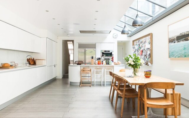 Spacious And Stylish 3BR Apartment Near Paddington.