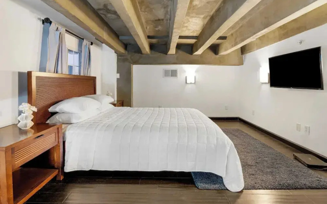 Skyline Lofts by Avantstay: a Multi-level Industrial-chic Retreat in Dtla With Rooftop Views, Soaring Ceilings & Steps to Dining, Music & Culture