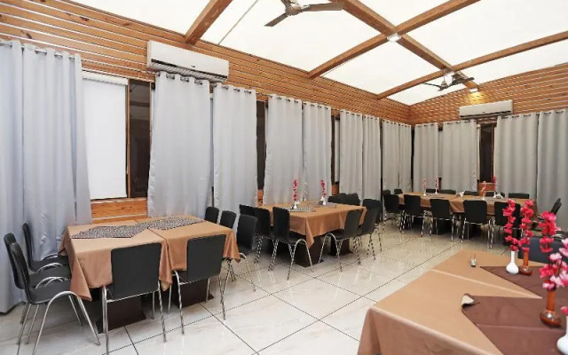 OYO 4258 Hari's Court Inns & Hotels